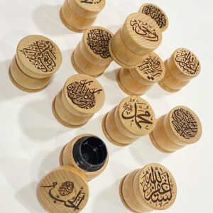 محبرة خشبية بنقش عبارة خطية